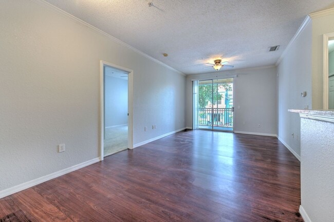 Building Photo - Very nicely upgraded  2bed/2bath 2nd floor...