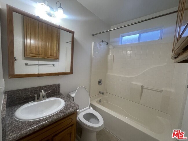 Building Photo - 954 Fedora St