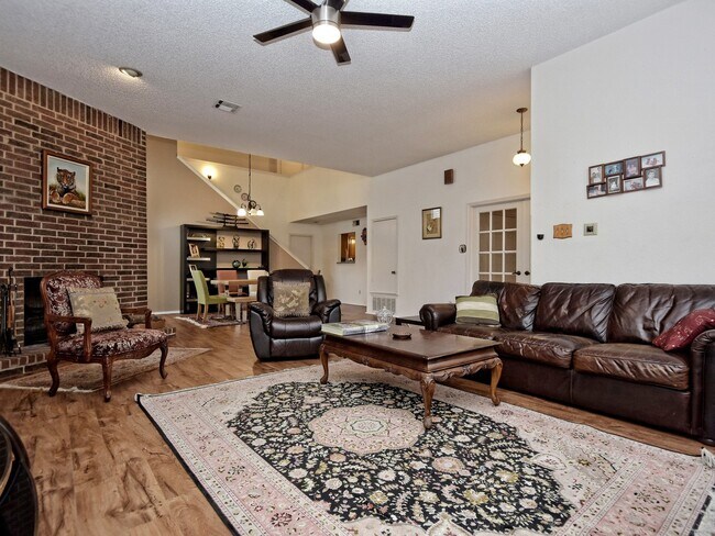 Building Photo - BEAUTIFUL 4 BEDROOM / 2.5 BATH HOME IN MAPLE RUN - FURNISHED