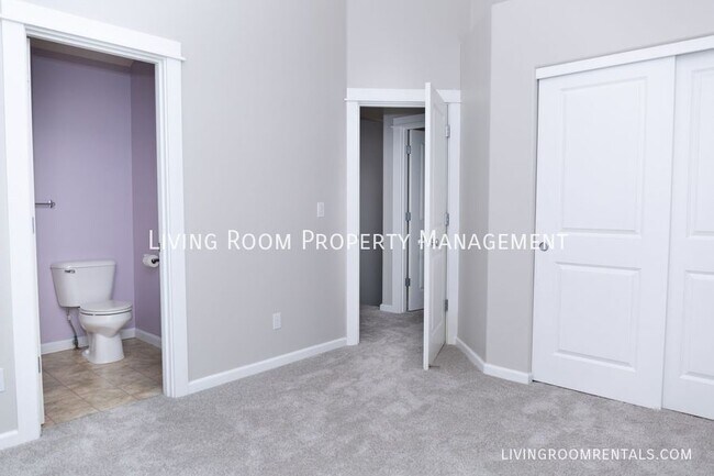 Building Photo - 1142 SW 162nd Ave