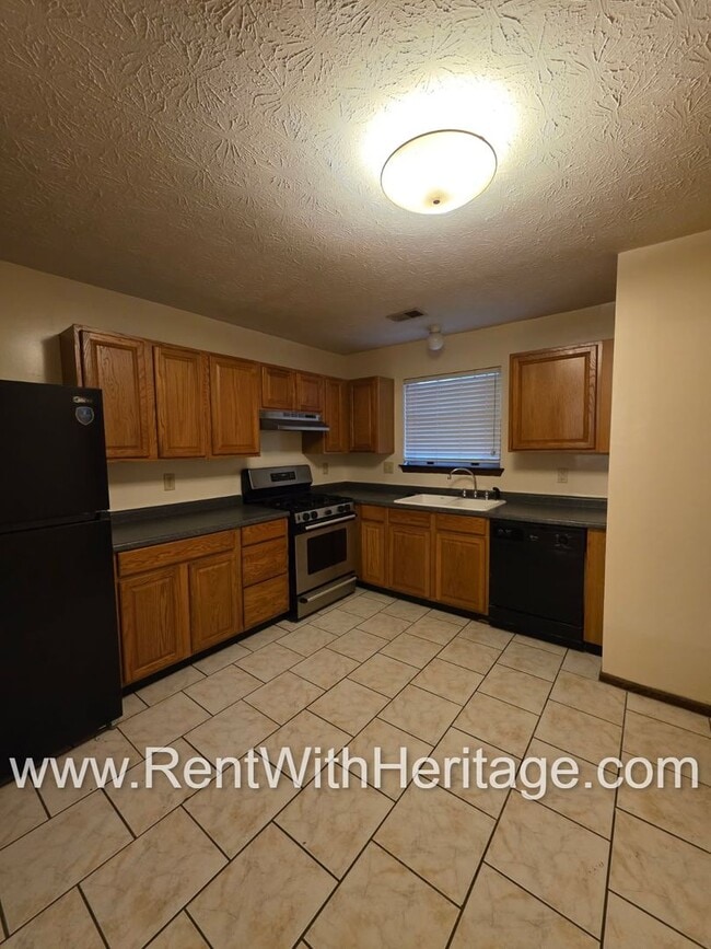 Building Photo - Amazing 2 bedroom, 1.5 bath townhome/ Great Roommate Floorplan / Great Location