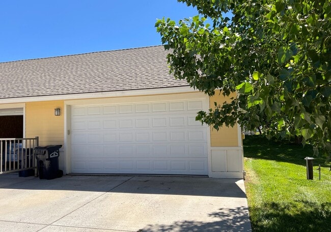 Building Photo - Mid-Term Unfurnished, 3 Bed 2.5 Bath Condo