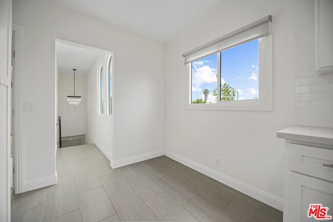 Building Photo - 1148 S Stanley Ave