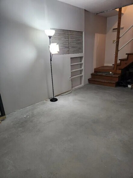 Building Photo - 2503 E Lakeview Dr