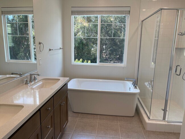 Building Photo - Large 5 Bed / 3 Bath Standalone unit in Lo...