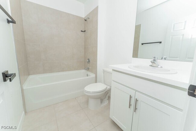 Building Photo - 526 SE 20th Ct