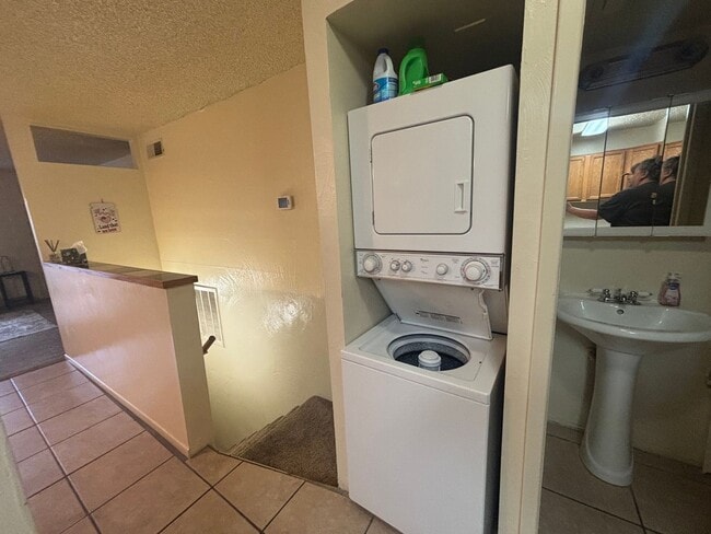 Building Photo - Furnished 2 Bedroom Condo with Community Pool Close to the UofA! (Speedway/Euclid)