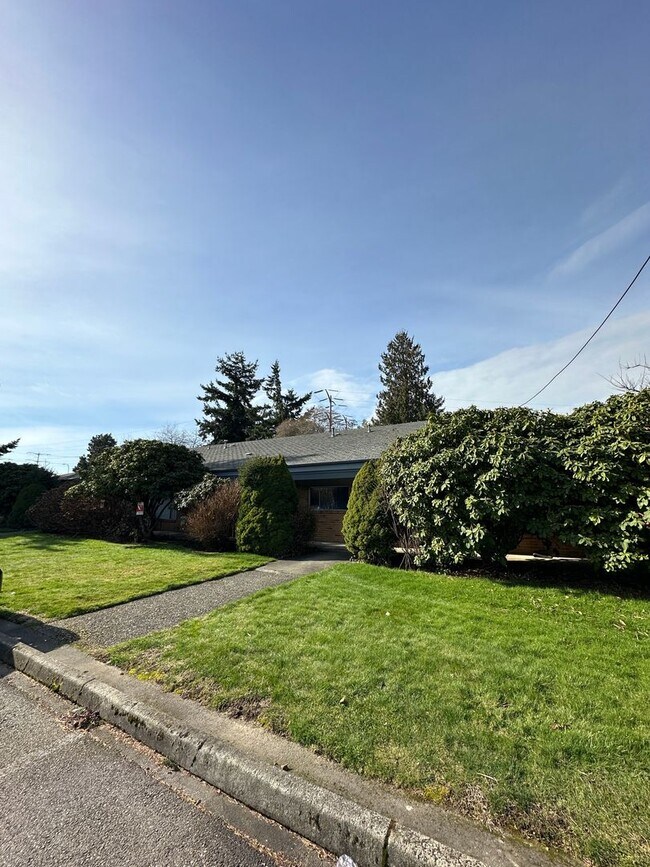 Building Photo - Downtown Renton Apartment W/S/G and 2 park...