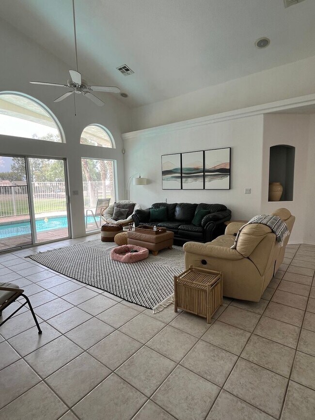 Building Photo - WINTER VACATION RENTAL - 3 Bedroom/2 Bath