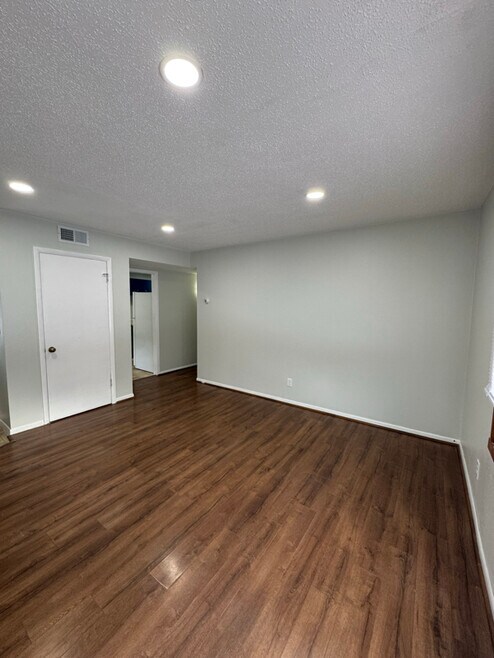 Building Photo - 419 4th Ave E