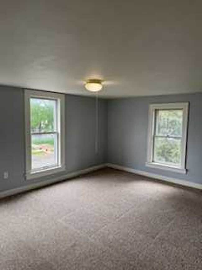 Building Photo - 3 Bedroom / 1 Bathroom Private Fenced Yard - For Rent