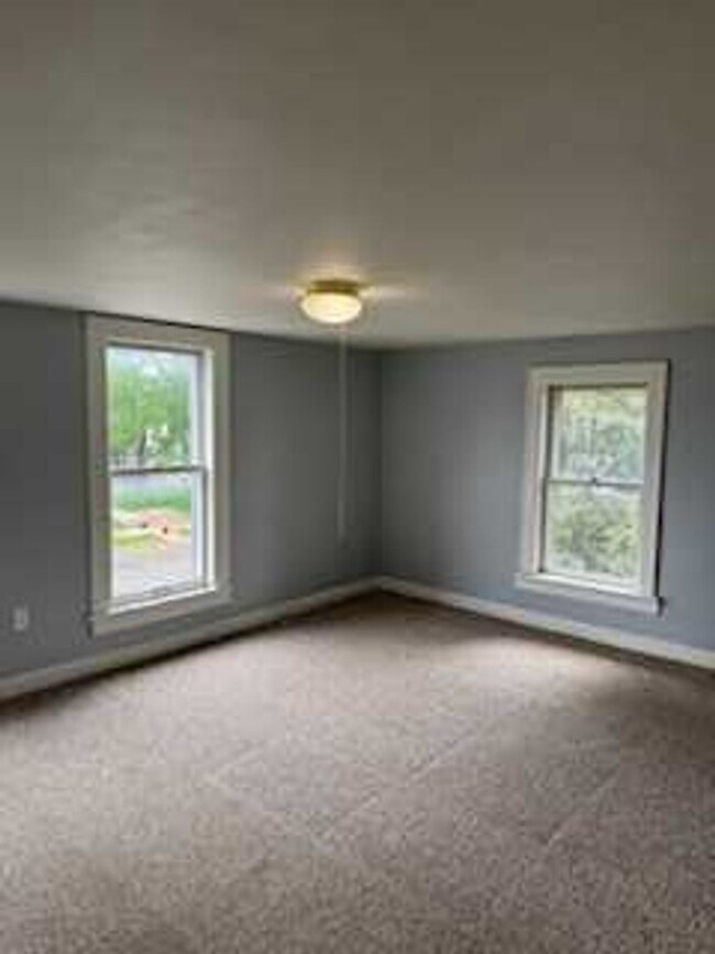 Building Photo - 3 Bedroom / 1 Bathroom Private Fenced Yard...