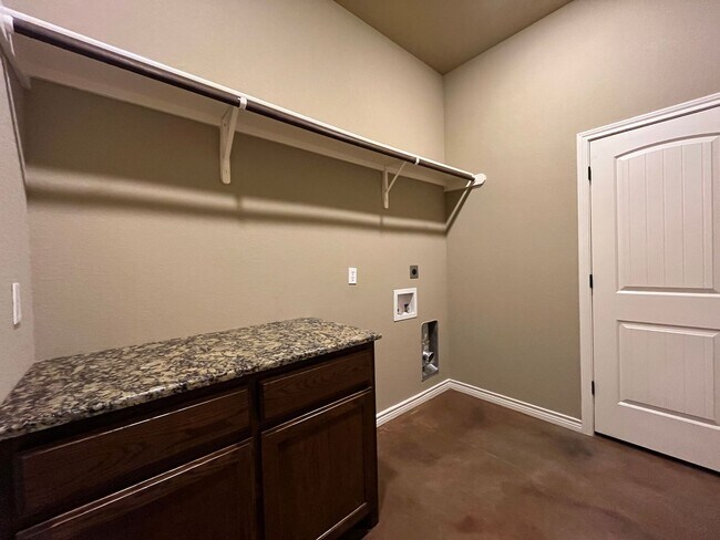 Building Photo - 3000 Silver Saddle Dr