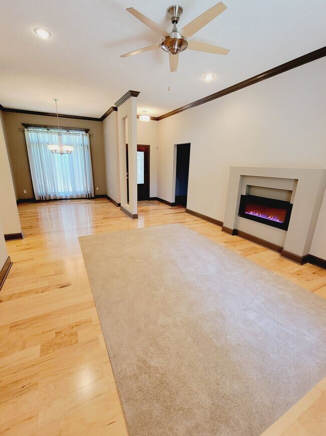 Building Photo - Spacious & Unique in Twin Oaks, Southwest ...