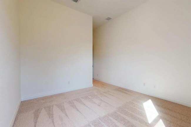 Building Photo - 1208 White Daisy Ln