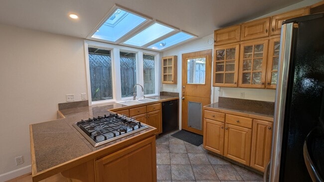 Building Photo - Bright and Cozy 3 Bedroom Home In Pacific ...