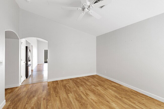 Building Photo - 11518 W Paradise Dr