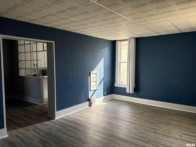 Building Photo - 901 NE Glen Oak Ave