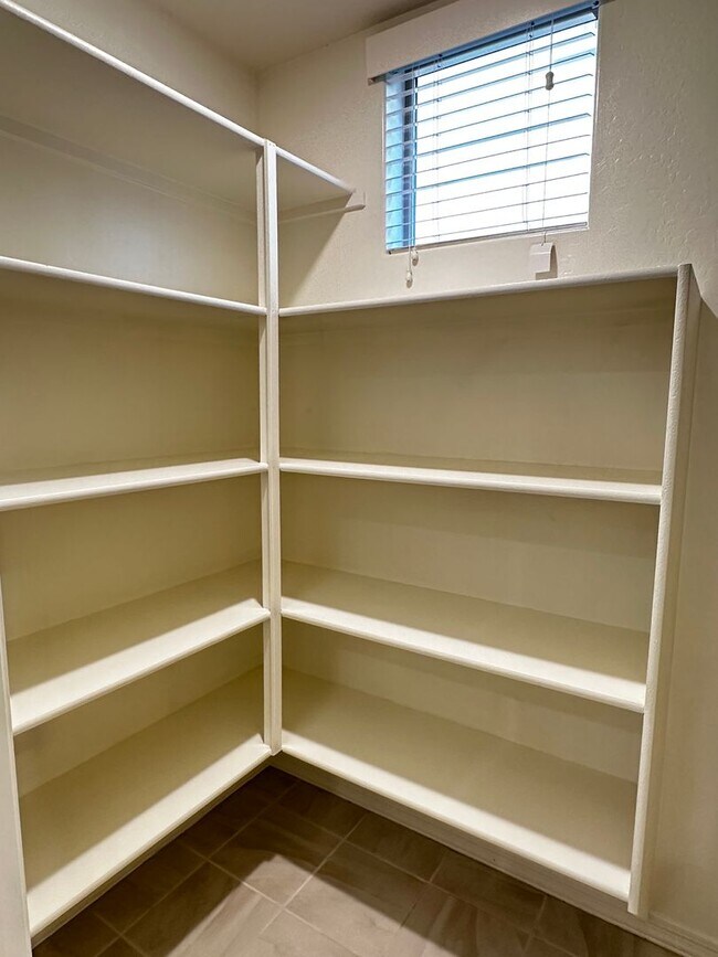 Building Photo - RECKER AND RAY MOVE IN READY 4 BEDROOM 2.5 BATHROOM HOME PERFECTLY LOCATED