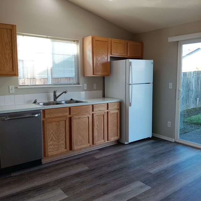 Building Photo - Relax and Enjoy Your Next Home in Monouth!