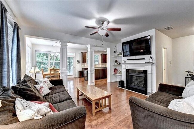 Building Photo - 5880 Vinyard Ln