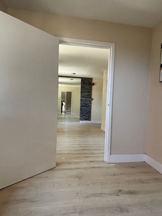 Building Photo - Stylishly Remodeled 2-Bedroom Gem in Redwood City