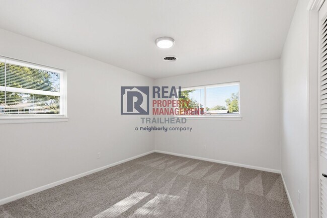 Building Photo - Spacious Modern 5 Bed / 2.5 Bath + 1 Bed / 1 Bath ADU in Wedgwood