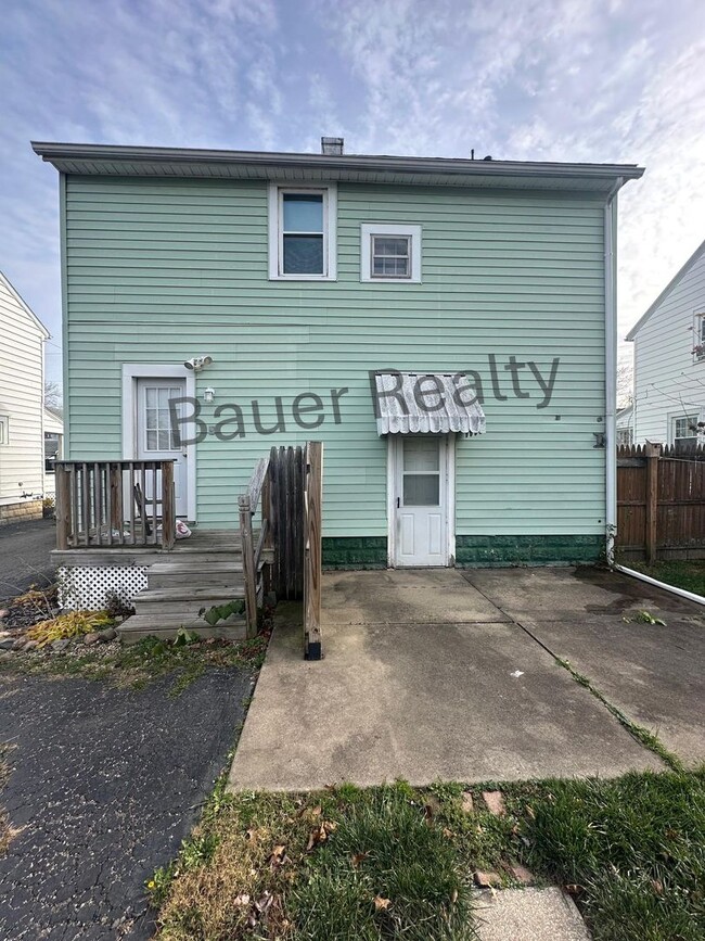 Building Photo - Three Bedroom Home