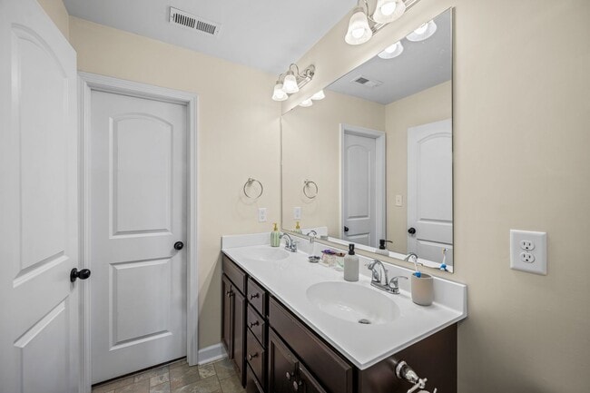 Building Photo - 215 Timber Jack Ct