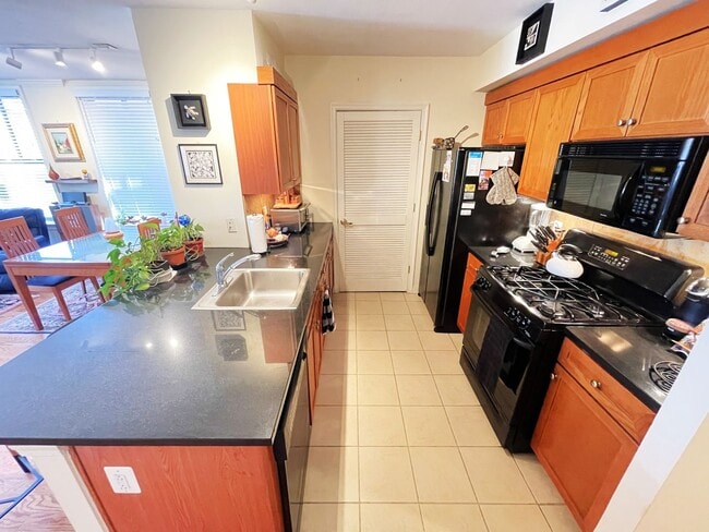 Building Photo - Luxurious living in Penn Quarter
