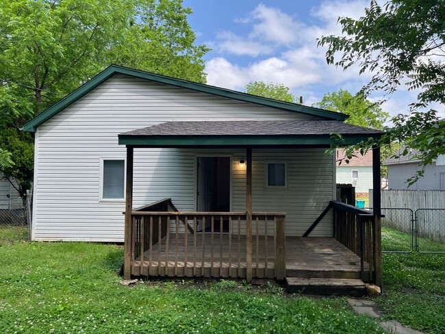 Building Photo - Cozy two bedroom ready now!