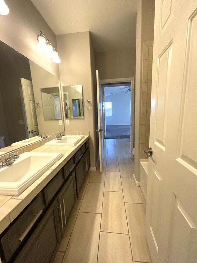 Building Photo - Vail School District hard to find 5 bedroo...