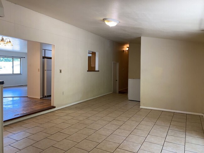 Building Photo - STUDENTS WELCOME! Sprawling Ranch Home w/ Large Fenced Yard