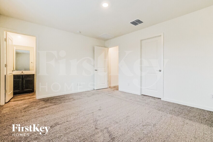 Building Photo - 985 W 20th St