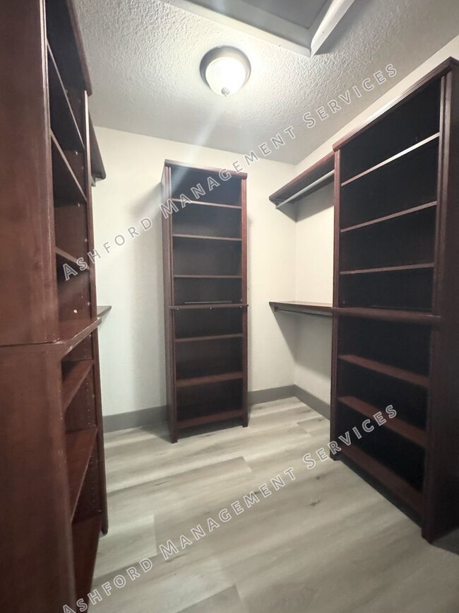 Building Photo - BEAUTIFULLY REMODELED 3 BEDROOM HOME WITH ...