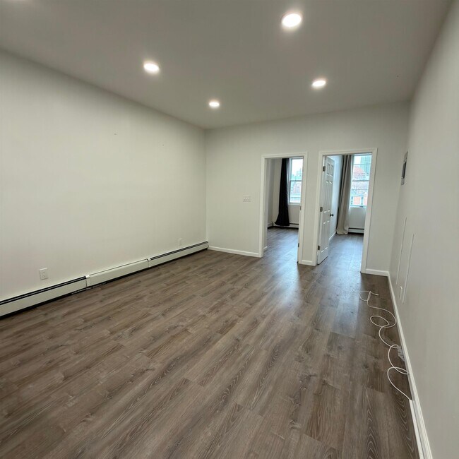 Building Photo - 737 Montgomery St