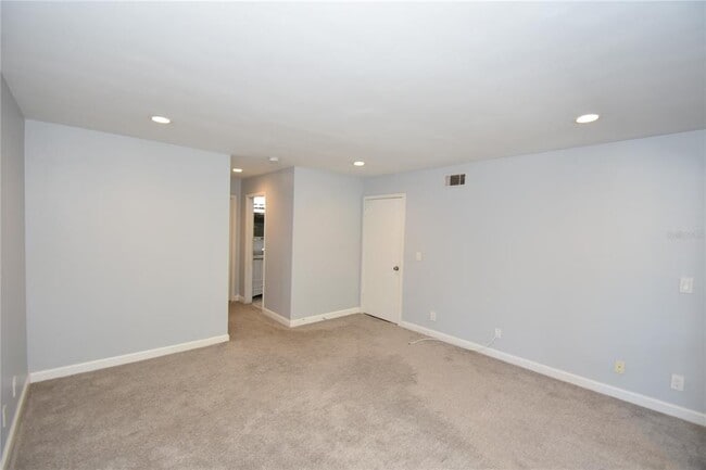 Building Photo - 56 Club House Dr