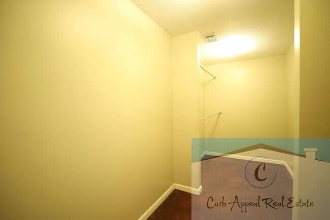 Building Photo - Internet included!! Spacious 1 bed /1 full bath apt - includes washer/dryer