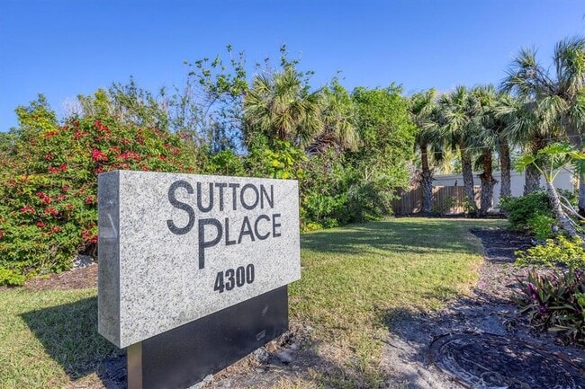 Building Photo - 534 Sutton Pl