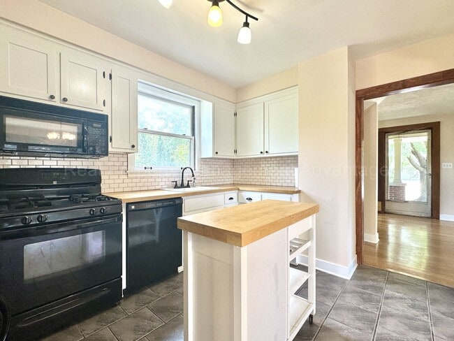 Building Photo - Craftsman Style, Modern Amenities Steps from Main St.