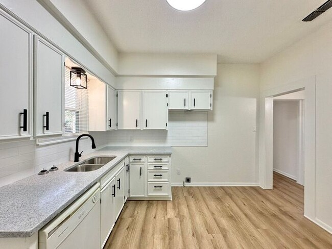 Building Photo - Tour Today! Newly Remodeled 1 Bedroom 1 Ba...