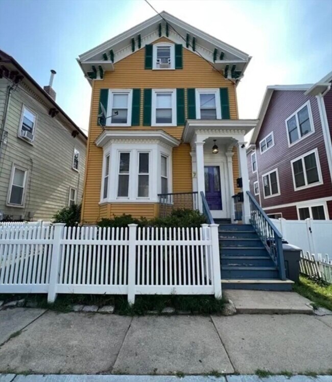 Building Photo - 7 Elm St