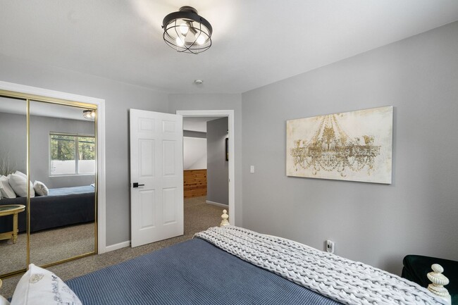 Building Photo - Beautiful Al Tahoe Home in South Lake Taho...