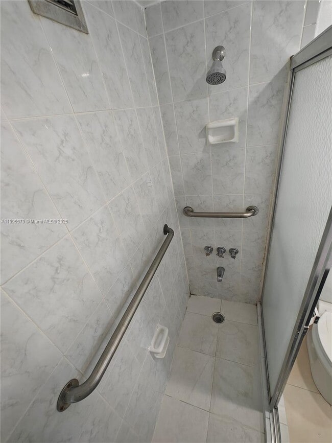 Building Photo - 905 Brickell Bay Dr