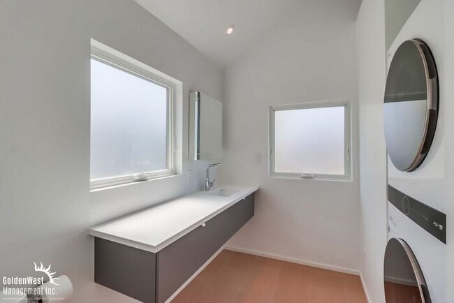 Building Photo - Modern 1Bdm 1Ba Apartment in a Prime Locat...
