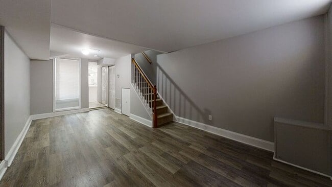 Building Photo - 2 Bedroom with Rear Yard