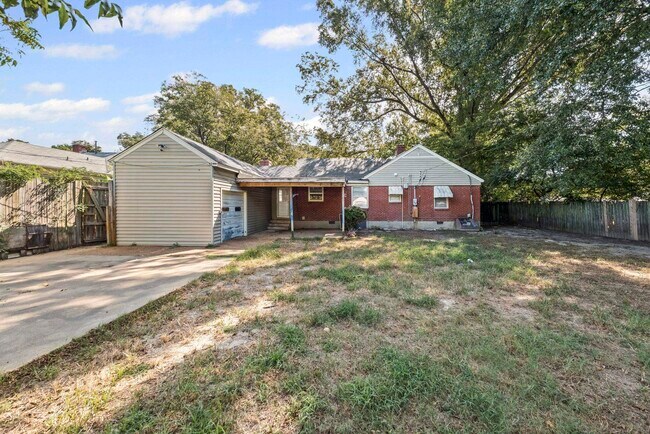 Building Photo - 1139 Russwood Rd