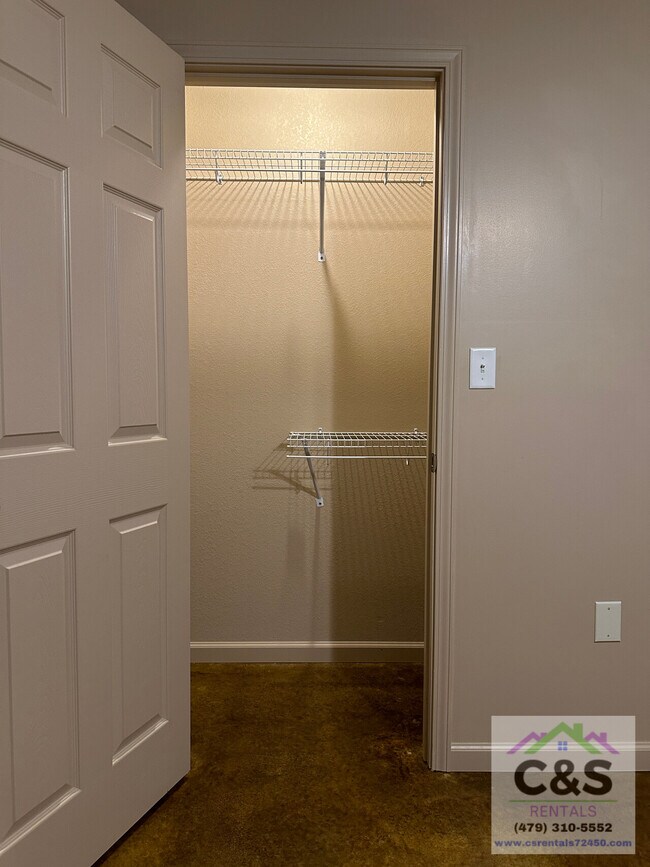 Building Photo - 601 N 6-1/2 St