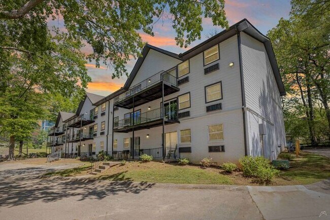 Building Photo - Spacious Apts - Excellent Tucker Location