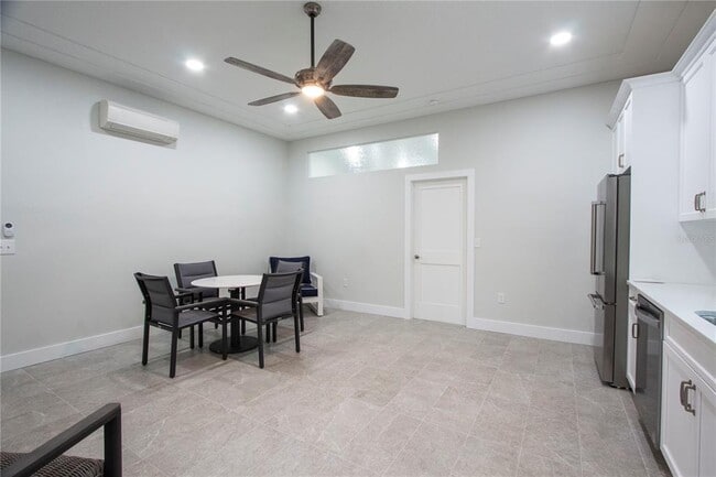 Building Photo - 1600 Sunset Ln